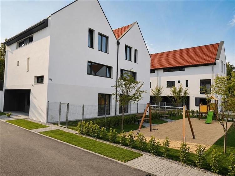 Duplex cu 5 camere cu Canalizare în Bună Ziua