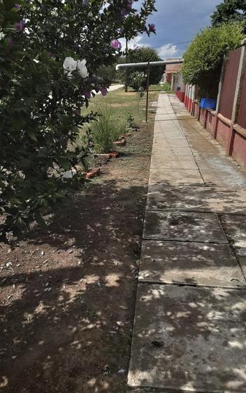 Casă cu 2 camere cu Teren 2700 Mp în Central