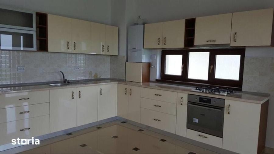 Casă cu 4 camere cu Teren 250 Mp în Central