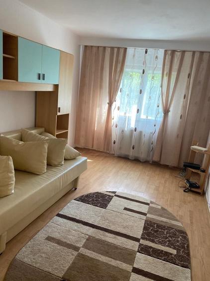 Apartament cu 3 camere semidecomandat în Exterior Vest