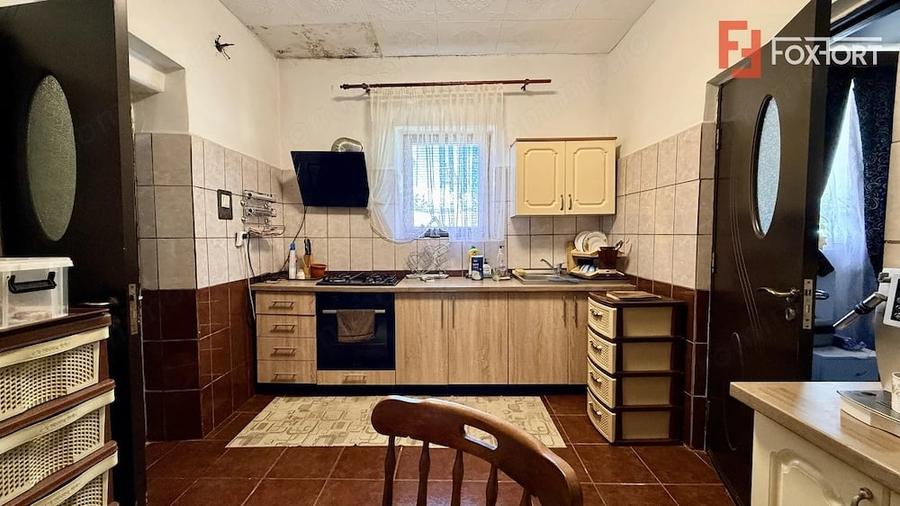 Casă cu 5 camere cu Teren 2540 Mp în Halânga