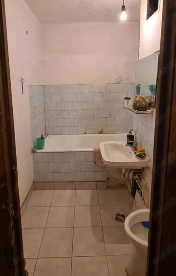 Apartament cu 3 camere decomandat în Lacul Tei