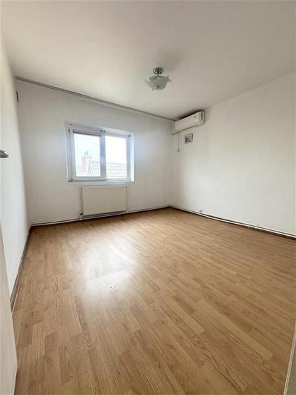 Apartament cu 4 camere decomandat în Km 4-5