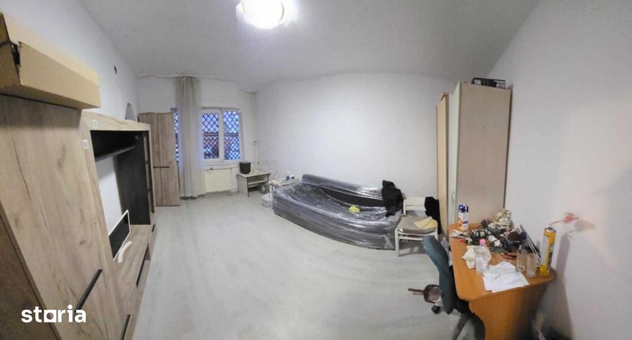 Garsonieră decomandată în Decebal