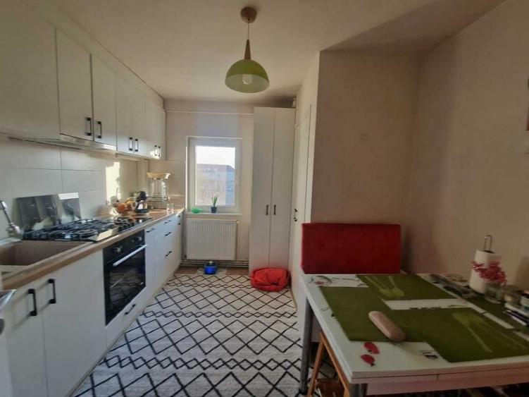 Apartament cu 3 camere decomandat, mobilat în Aradului