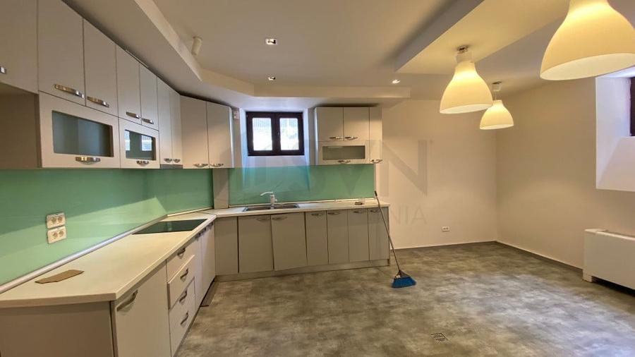 Casă cu 5 camere cu Teren 368 Mp în Armeneasca