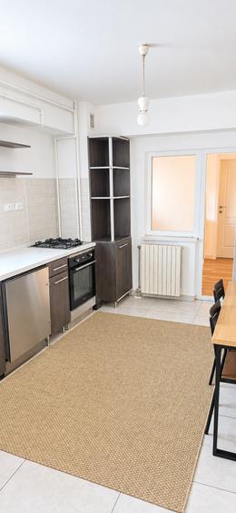 Apartament cu 4 camere semidecomandat în P-ța Victoriei