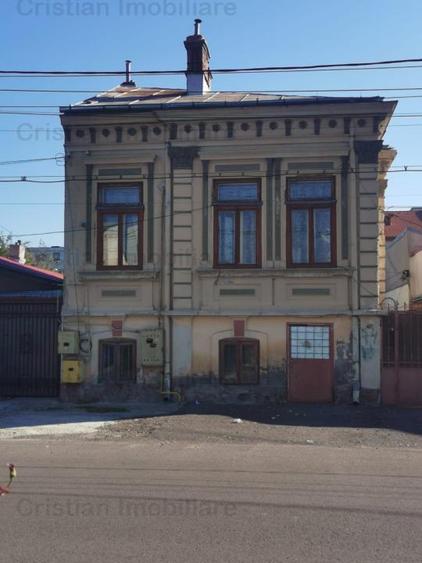 Casă cu 6 camere cu Canalizare în Central