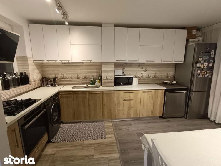 Apartament cu 3 camere, mobilat în Tei