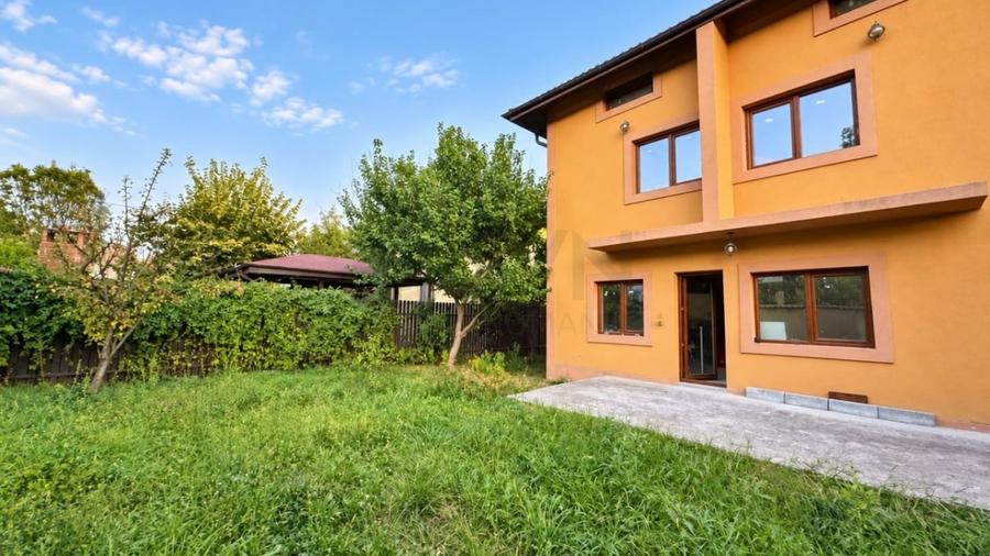 Casă individuală cu 7 camere cu Canalizare în Nord