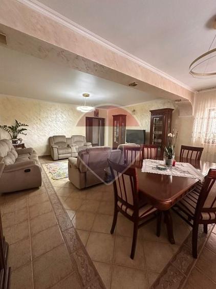 Casă individuală cu 8 camere cu Teren 3000 Mp în Burdujeni