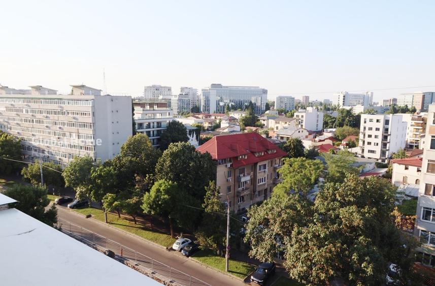Apartament cu 3 camere semidecomandat în 1 Mai