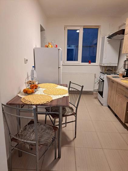 Apartament cu 3 camere decomandat în Tractorul