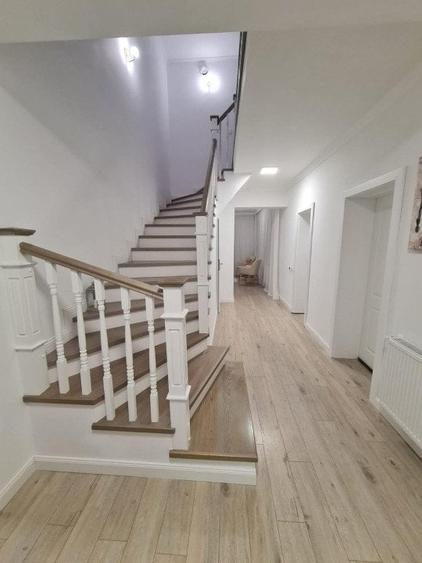 Casă individuală cu 4 camere cu Garaj în Florești