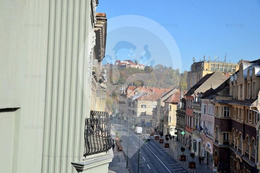 Casă individuală cu 7 camere cu Canalizare în Centrul Istoric