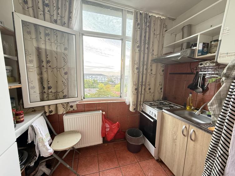 Apartament cu 3 camere decomandat, mobilat în Girocului