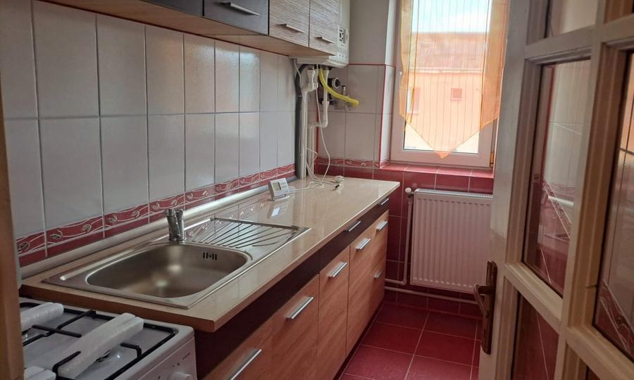 Apartament cu 2 camere semidecomandat, mobilat în Hotvon