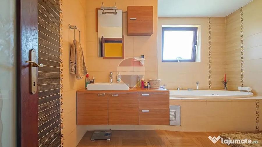 Casă cu 7 camere cu Teren 519 Mp în Cristian