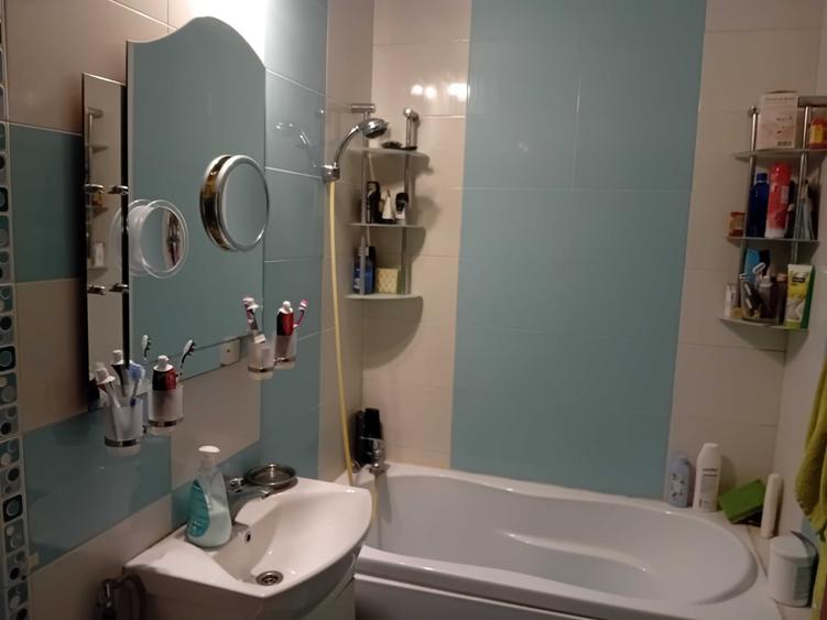 Apartament cu 3 camere semidecomandat în Titan