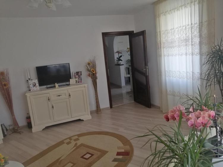 Apartament cu 2 camere decomandat, mobilat în Mărăței