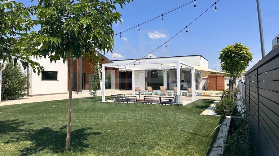 Casă individuală cu 6 camere cu Piscina în Cârcea