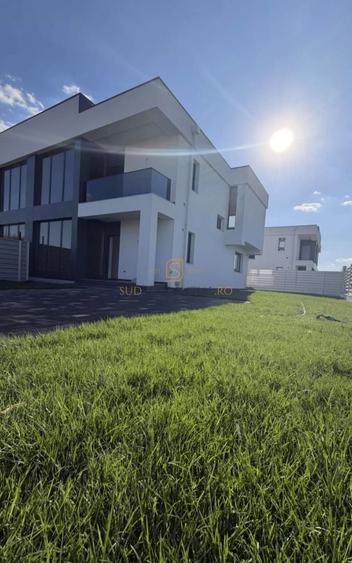 Duplex cu 4 camere cu Canalizare în 1 Decembrie