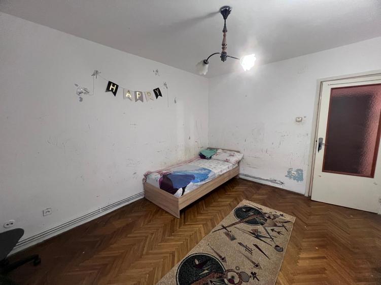 Apartament cu 3 camere decomandat în Minerul