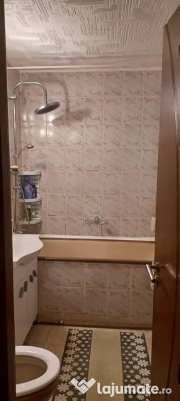 Apartament cu 3 camere decomandat în 1 Decembrie