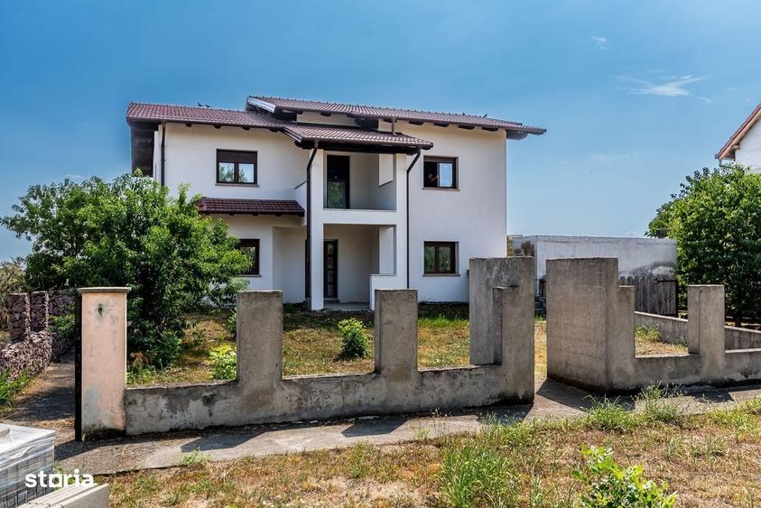Casă cu 4 camere în Zimandu Nou