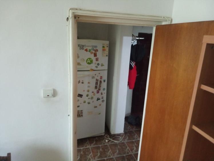 Apartament cu 3 camere semidecomandat în Roșu