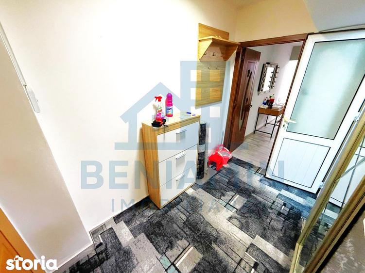 Apartament cu 3 camere semidecomandat în Craiovița Nouă