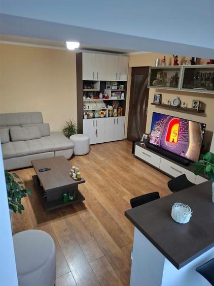 Apartament cu 4 camere decomandat, mobilat în Confecții