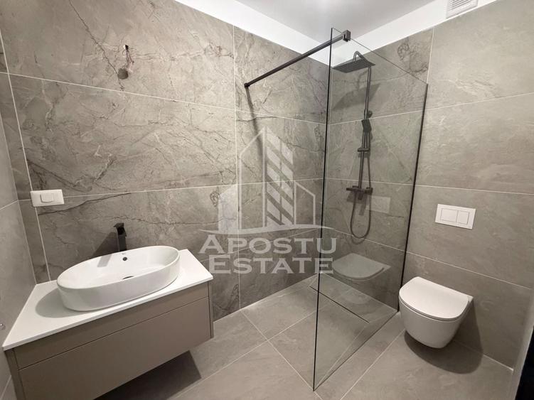 Apartament cu 3 camere semidecomandat în Torontalului