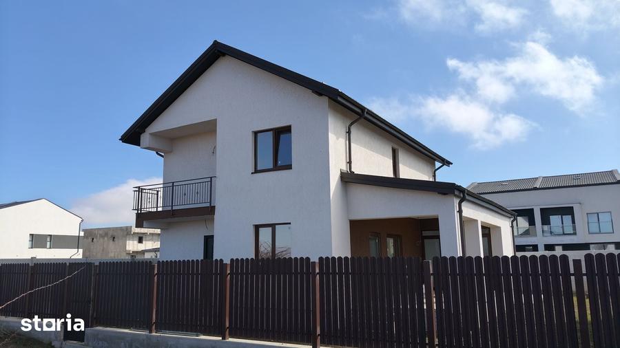 Casă cu 5 camere cu Teren 492 Mp în Glina