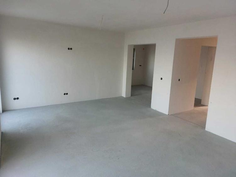 Casă cu 4 camere în Șura Mică