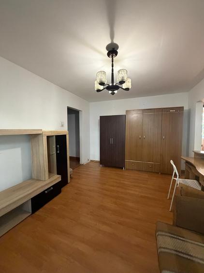 Apartament cu 3 camere semidecomandat în Drumul Taberei