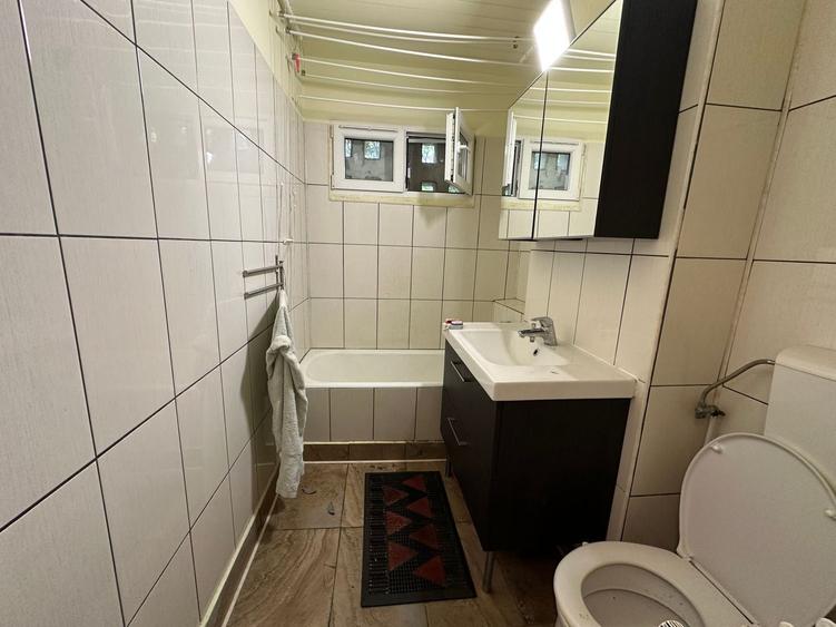 Apartament cu 3 camere semidecomandat în Berceni