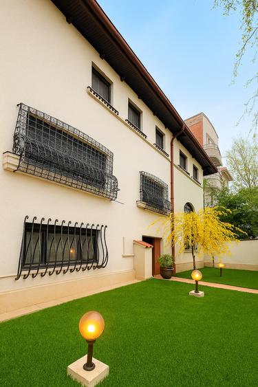 Casă individuală cu 9 camere cu Teren 300 Mp în Primăverii