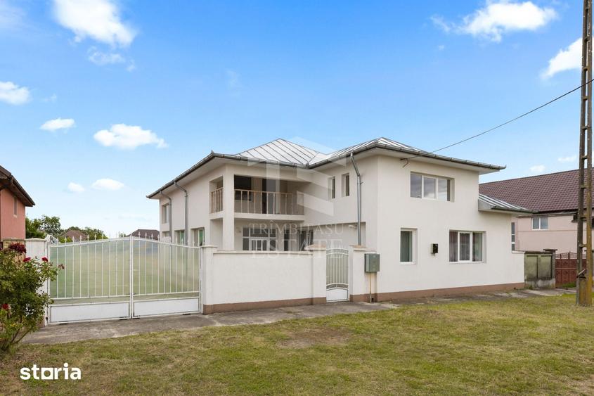 Casă cu 8 camere cu Teren 1446 Mp în Livada