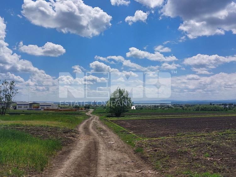 Teren agricol extravilan de 10400 mp, în Stroiești