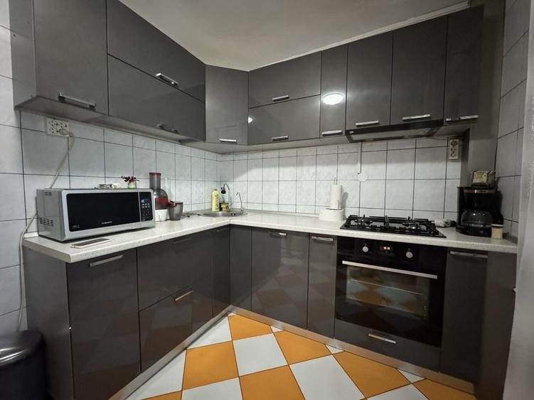 Apartament cu 3 camere decomandat în Uverturii