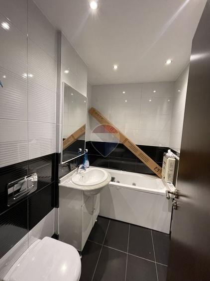 Apartament cu 4 camere semidecomandat, mobilat în P-ța Unirii