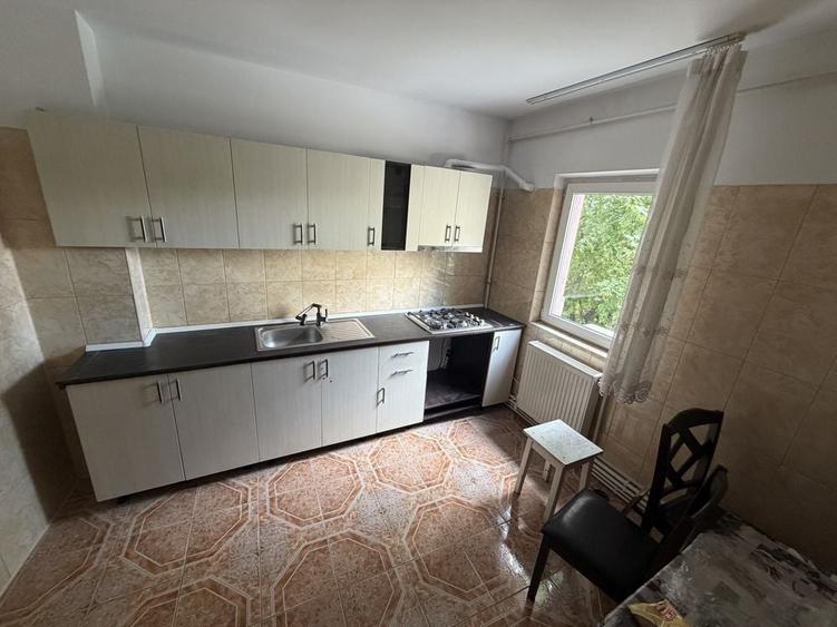 Apartament cu 3 camere semidecomandat în Posta
