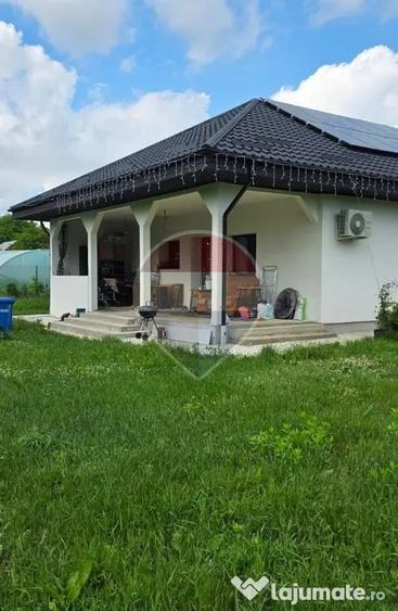 Casă cu 5 camere cu Teren 2325 Mp în Cumpărătura