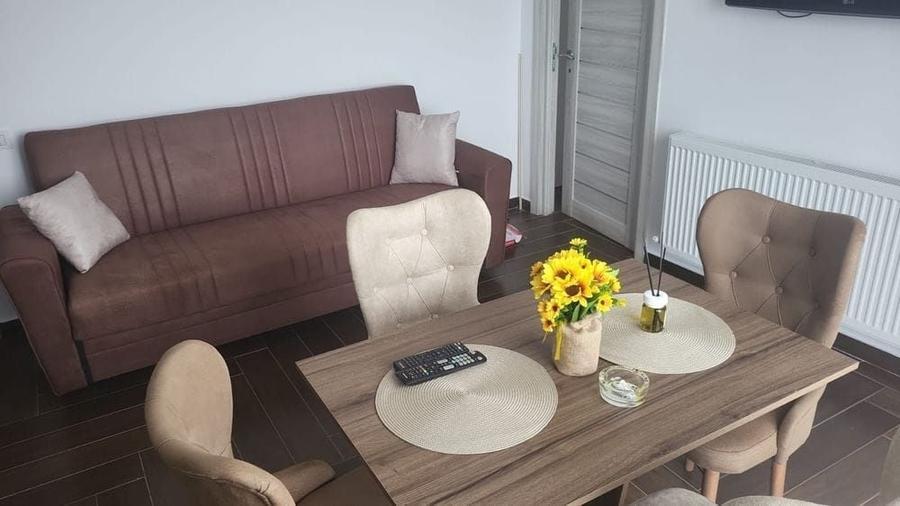 Apartament cu 3 camere semidecomandat în Central