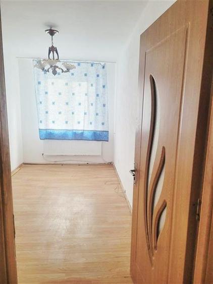 Apartament cu 3 camere semidecomandat în 9 Mai