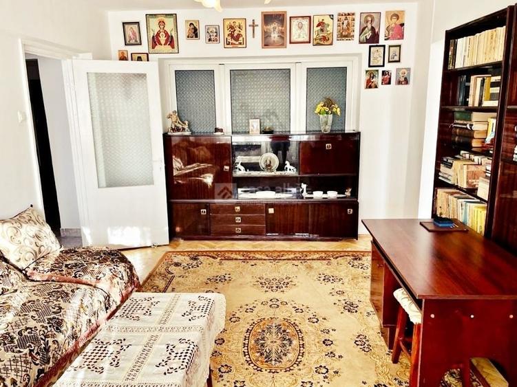 Apartament cu 3 camere semidecomandat, mobilat în Central