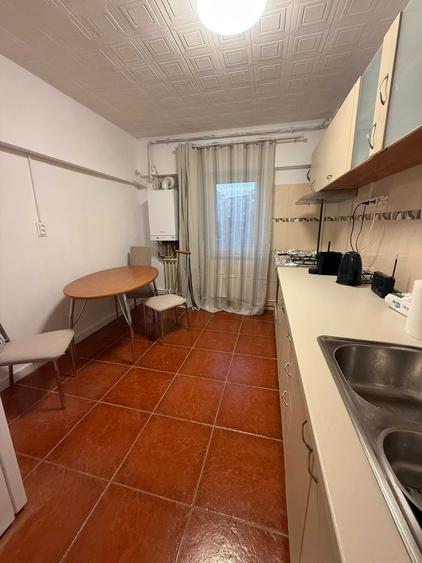 Apartament cu 3 camere decomandat, mobilat în Central