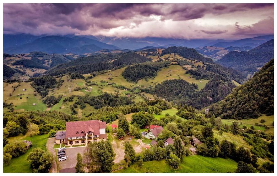 Casă individuală cu 20 camere cu Canalizare în Bran