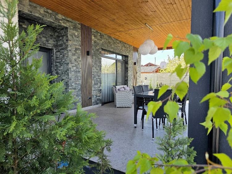 Casă cu 4 camere cu Teren 800 Mp în Noua